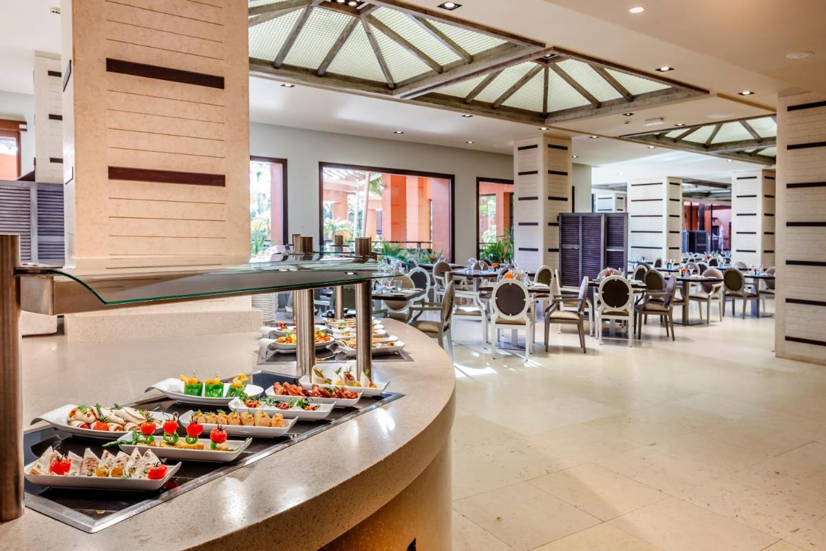 Comida en o cerca de este apartahotel