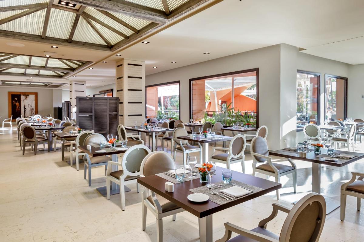 Un restaurante o sitio para comer en Aparthotel Novo Resort
