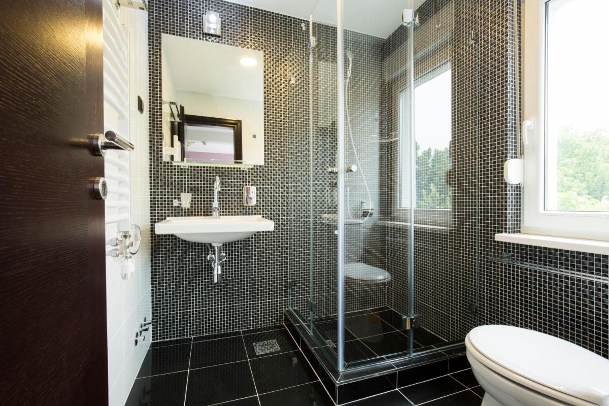 Hotel Sterling Garni - Housity