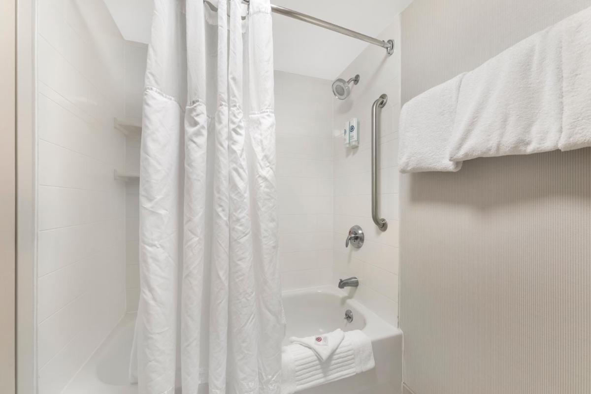 Comfort Inn & Suites Bethlehem Lehigh Valley Airport - Housity