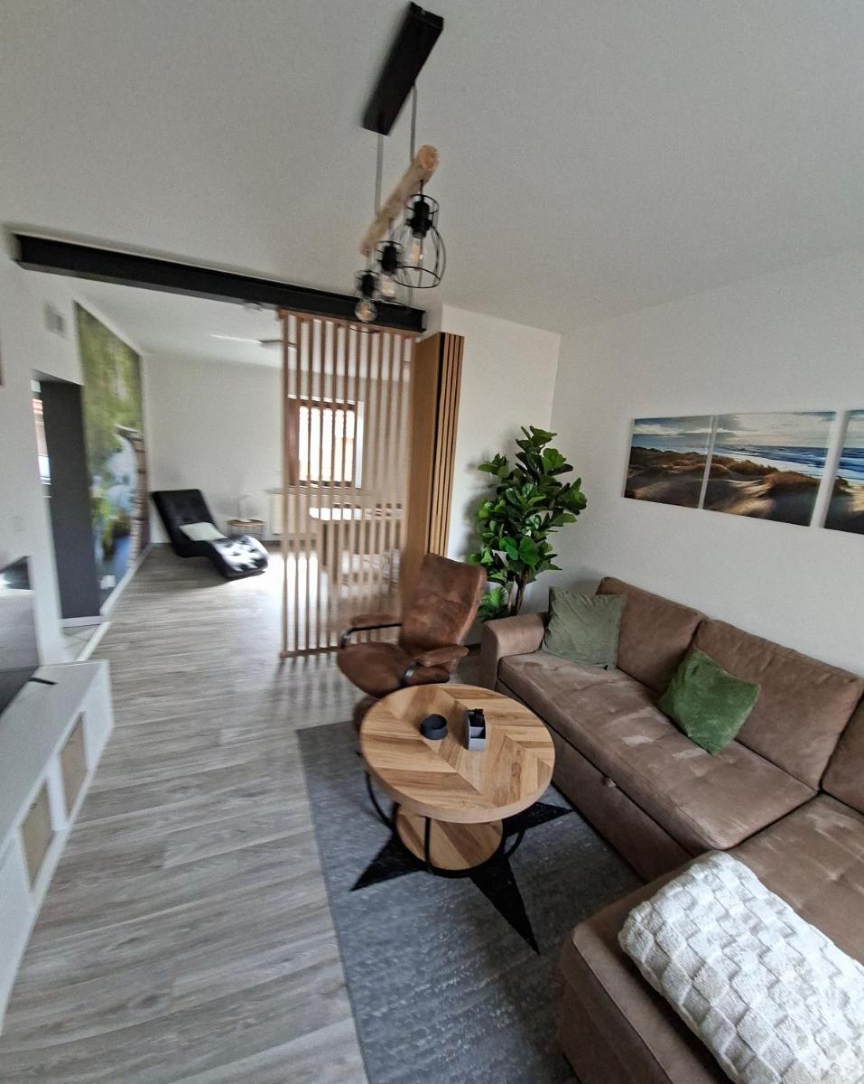 Modernes Appartement nur 5 km von Erfurt, stilvoll komfortabel und perfekt angebunden, Kaffeevollautomat, TV, WLAN, Schlafsofa und Einkaufsmöglichkeiten in der Nähe, hervorragende Anbindung zur A4 und A71, kostenlose öff Parkplätze für PKW und Transporter - Housity