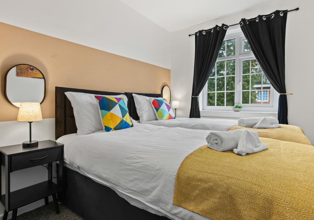 Modern 4 Bedroom House for 9 Guests With Free Parking by The Cosy Corner Nationwide - Housity