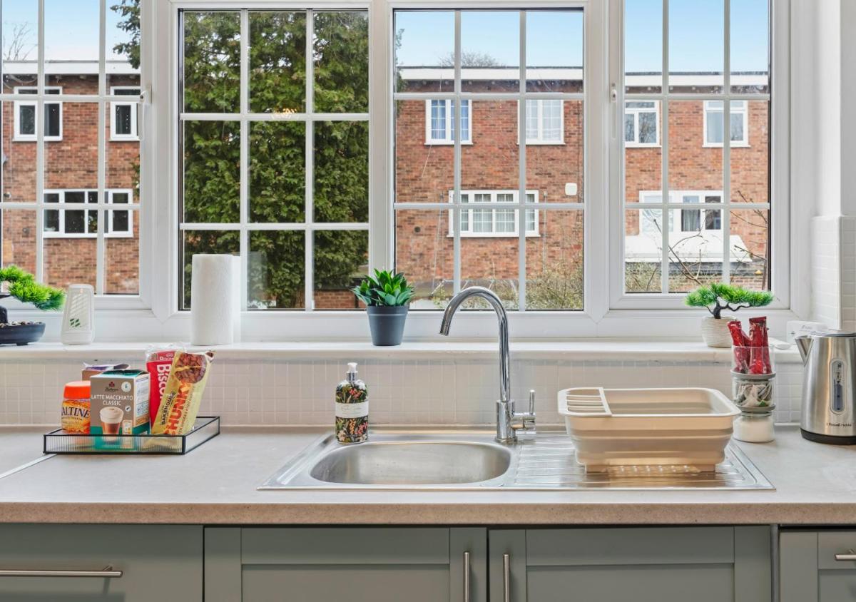 Modern 4 Bedroom House for 9 Guests With Free Parking by The Cosy Corner Nationwide - Housity