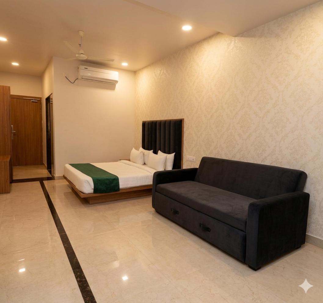 7 VACHAN LAWNS AND BANQUET - Housity