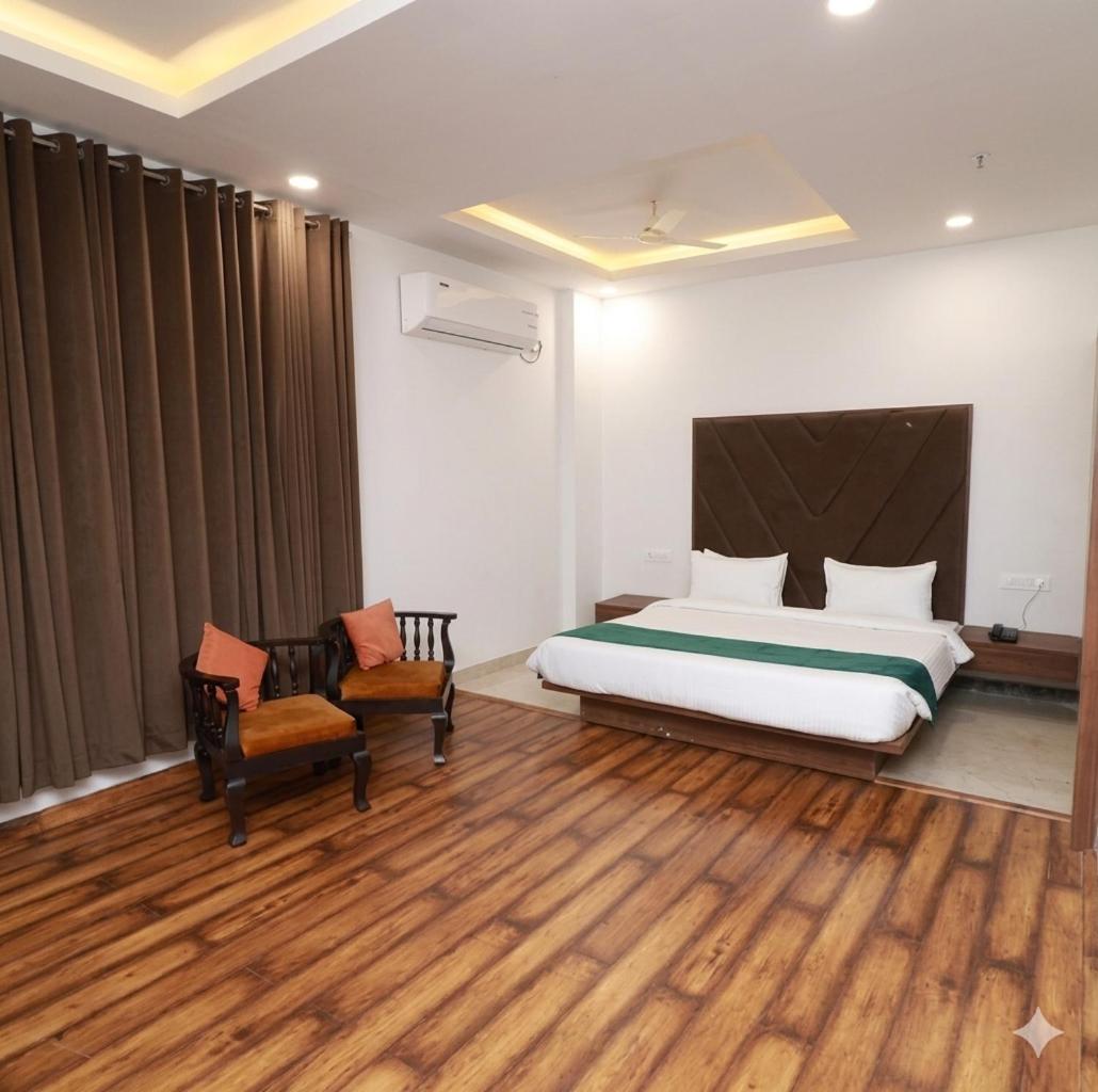 7 VACHAN LAWNS AND BANQUET - Housity
