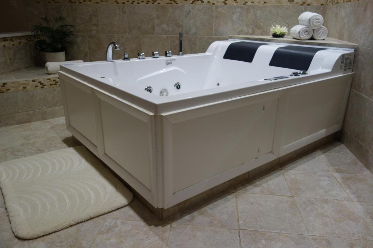 Sybaris Pool Suites Northbrook - Adults Only - Housity
