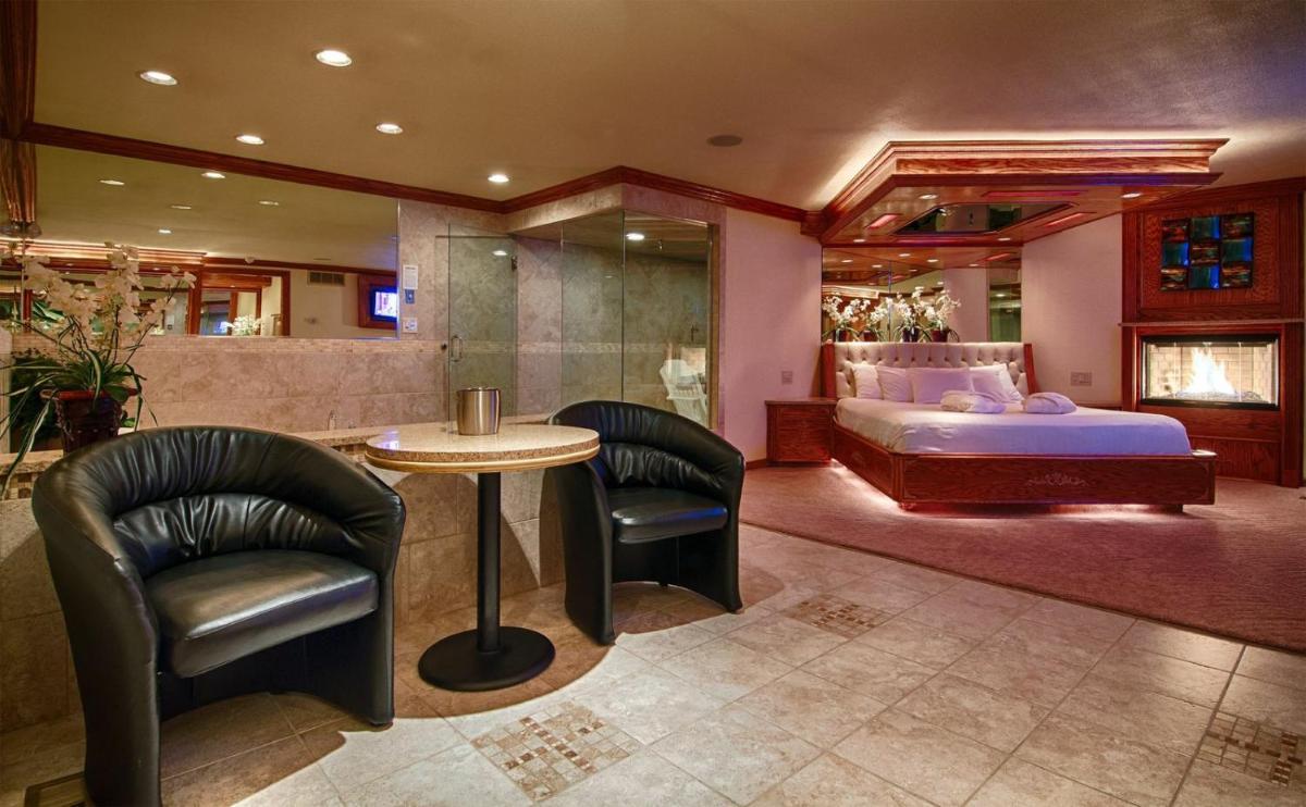 Sybaris Pool Suites Northbrook - Adults Only - Housity