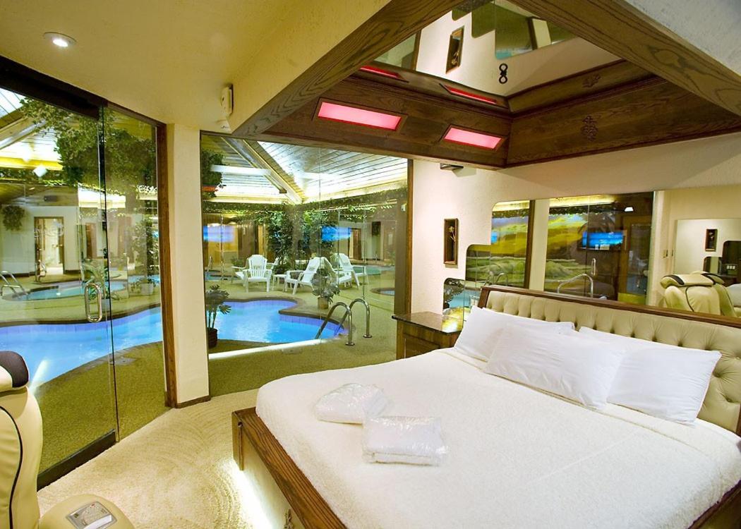 Sybaris Pool Suites Northbrook - Adults Only - Housity