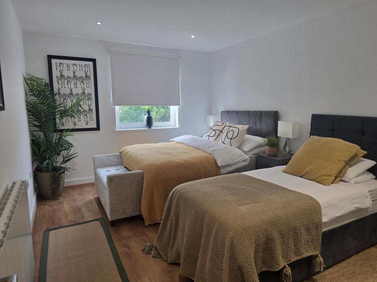 Snuggle Inn Serviced Apartments, Great choice for large groups, Contractors, Business Executives and Family Vacations in the stunning valley of Surrey Hills, secure Private Parking, Offering Easy Train Access to London, Gatwick airport, M25 - Housity