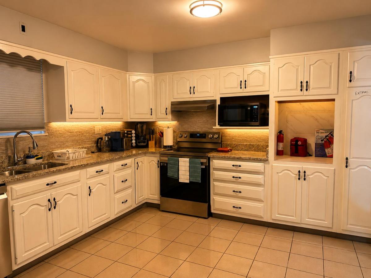 East Riverdale Enchanting 4 bedroom with 2 full bathrooms - Housity