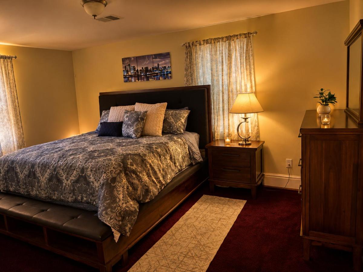 East Riverdale Enchanting 4 bedroom with 2 full bathrooms - Housity