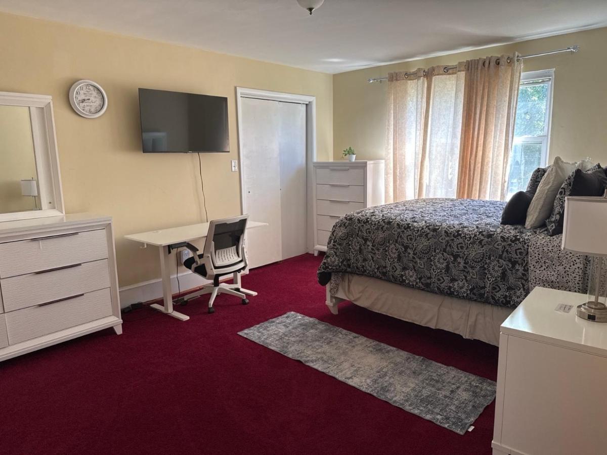 East Riverdale Enchanting 4 bedroom with 2 full bathrooms - Housity
