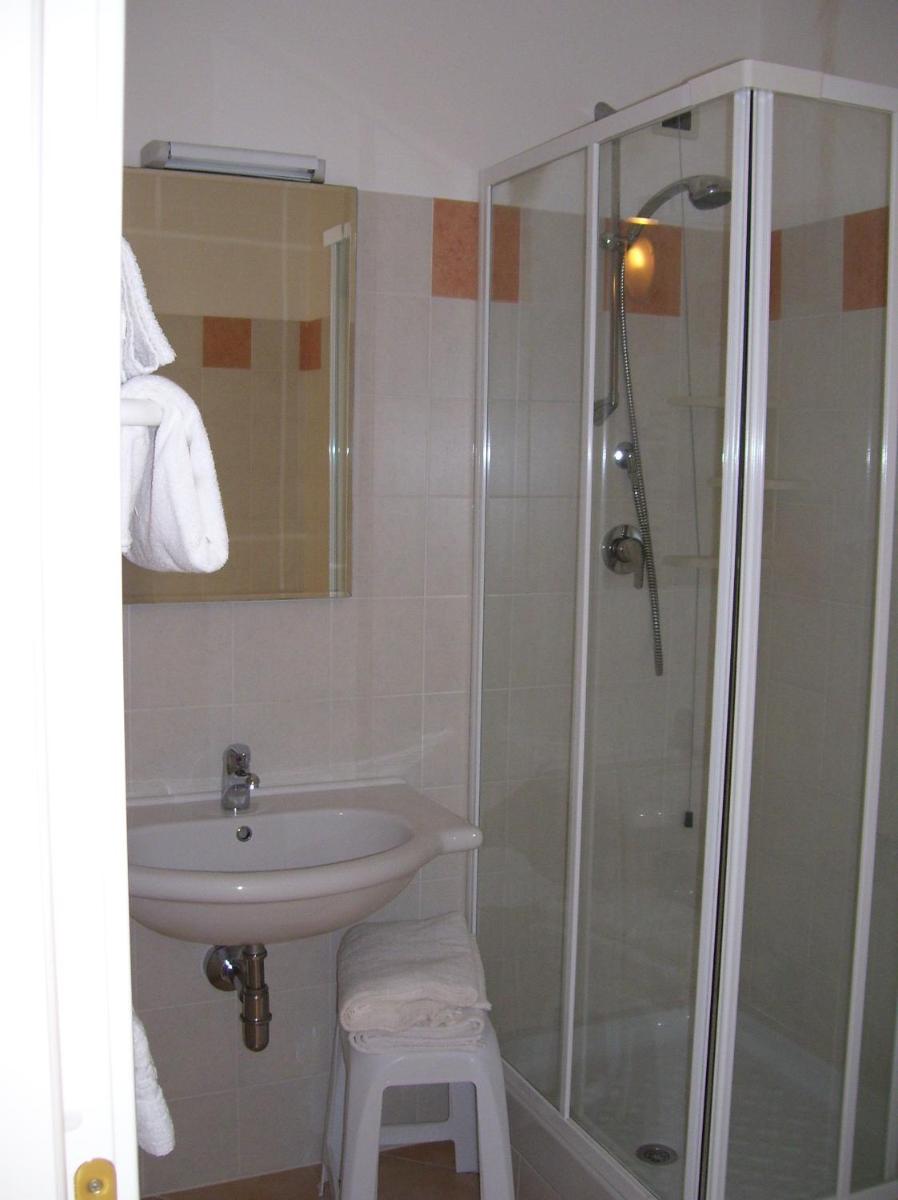 Hotel Isola Rossa - Housity