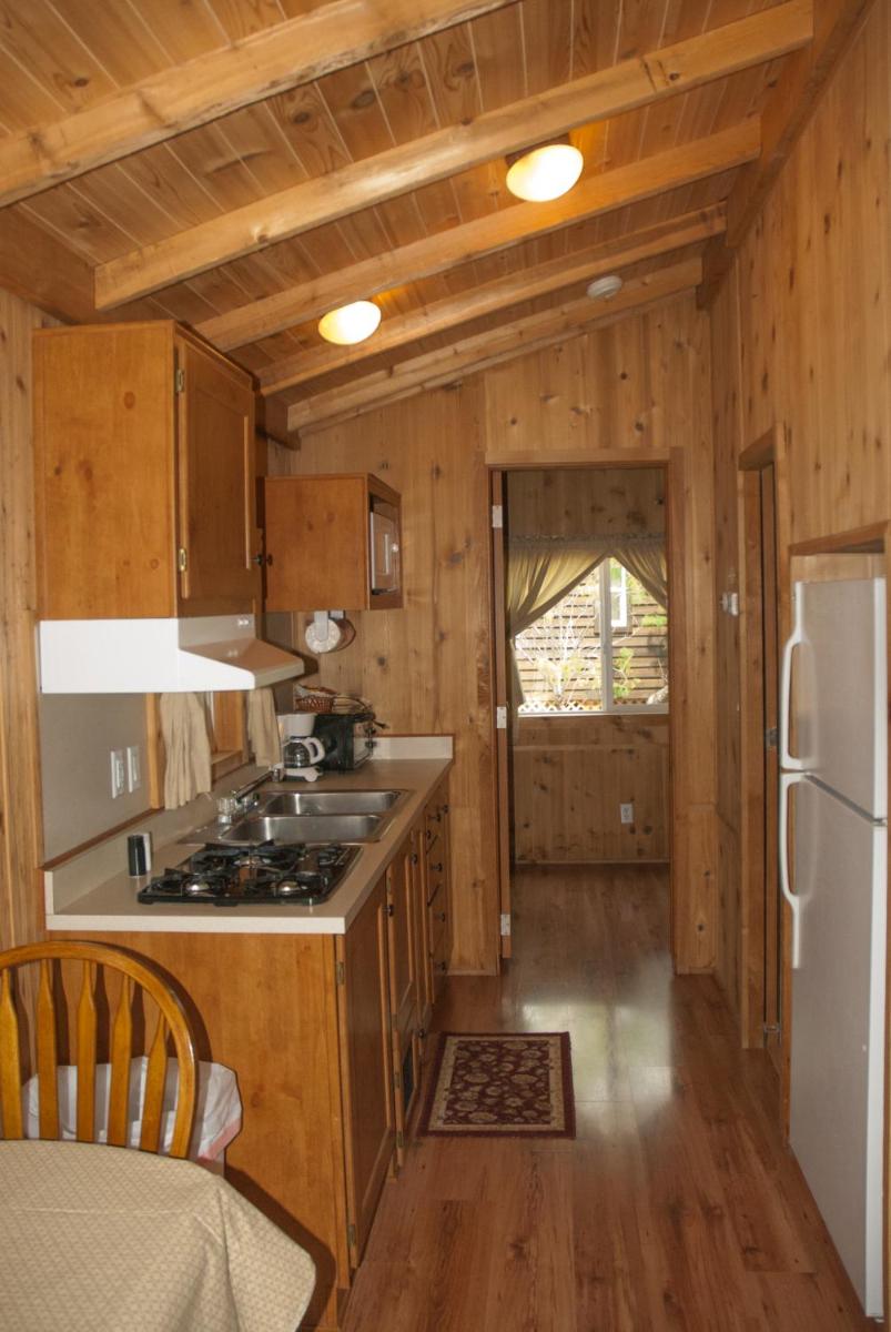 Medina Lake Camping Resort Cabin 7 - Housity