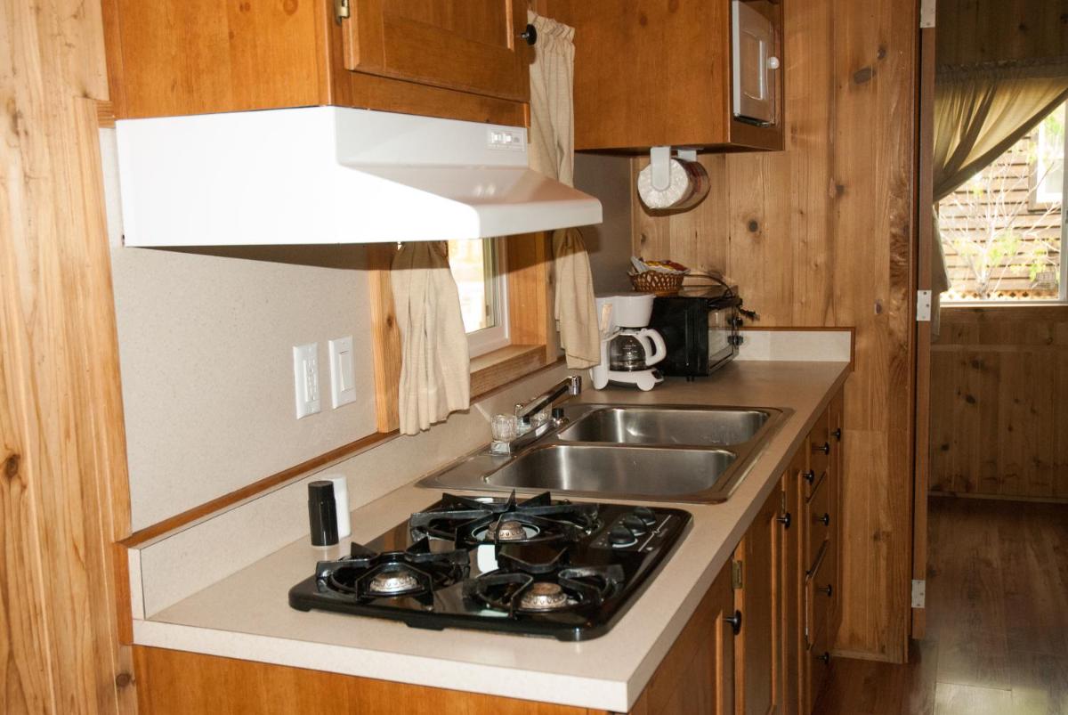 Medina Lake Camping Resort Cabin 7 - Housity