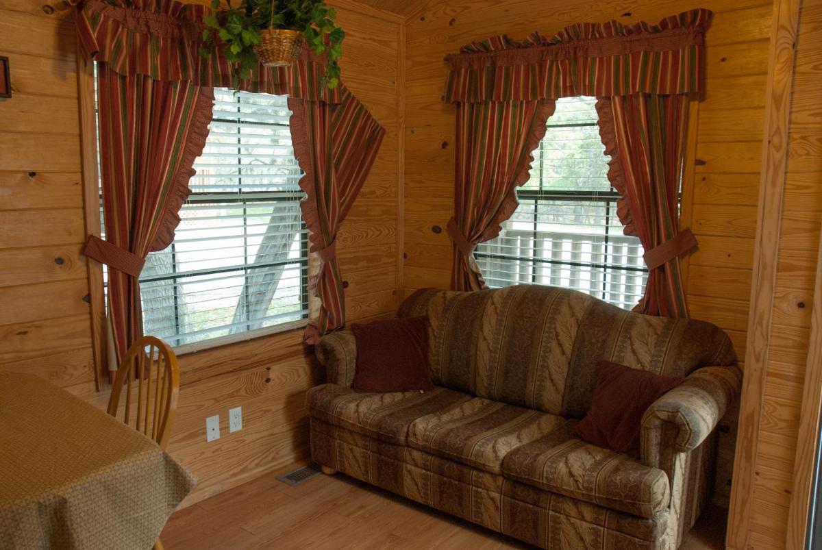 Medina Lake Camping Resort Cabin 3 - Housity