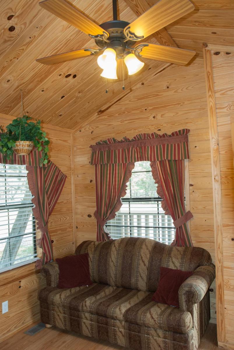 Medina Lake Camping Resort Cabin 3 - Housity