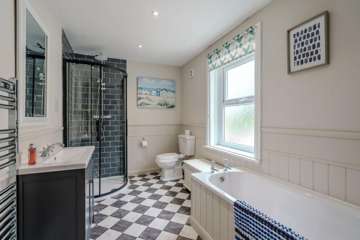 Beachcomber by Winterton Cottages - Housity