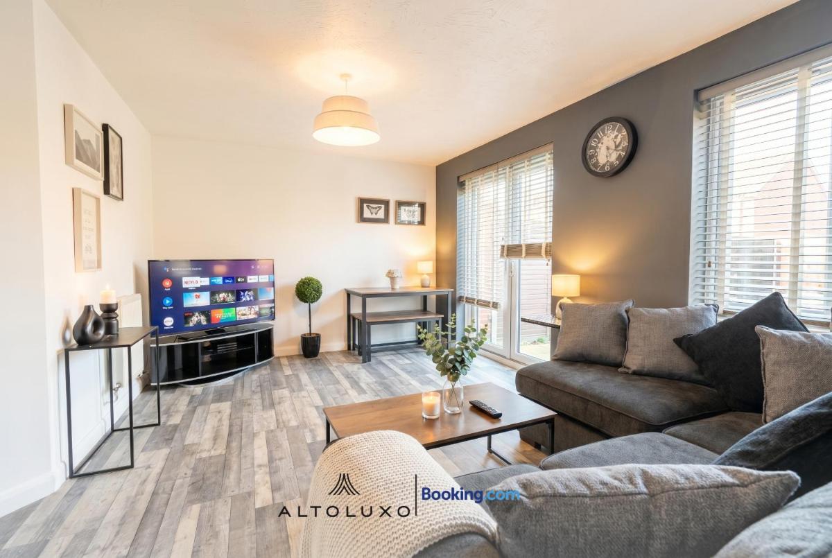 Stylish Stay in 3 BR House in Emersons Green, WiFi, & Garden by AltoLuxo Short Lets & Serviced Accommodation - Housity