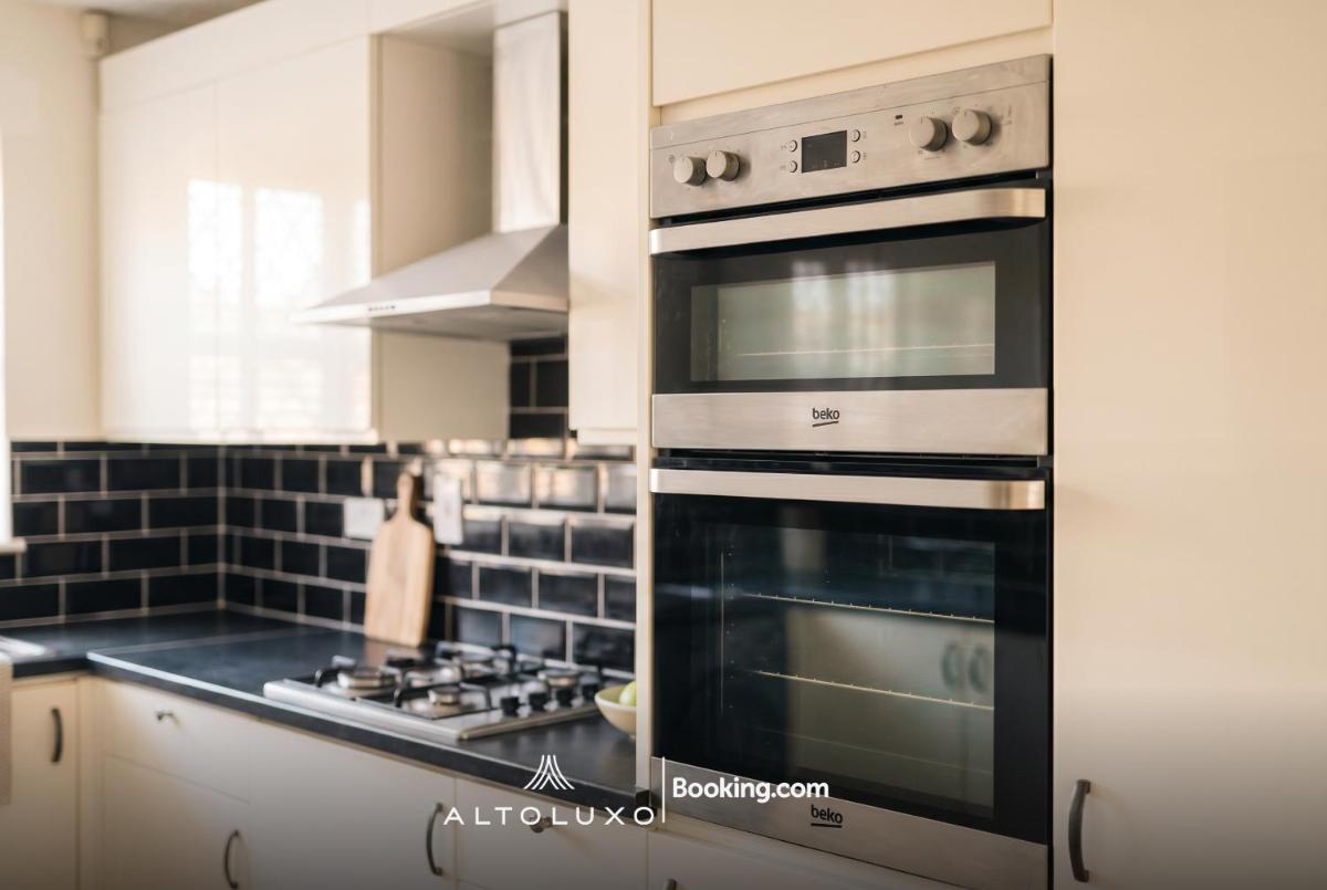 Stylish Stay in 3 BR House in Emersons Green, WiFi, & Garden by AltoLuxo Short Lets & Serviced Accommodation - Housity