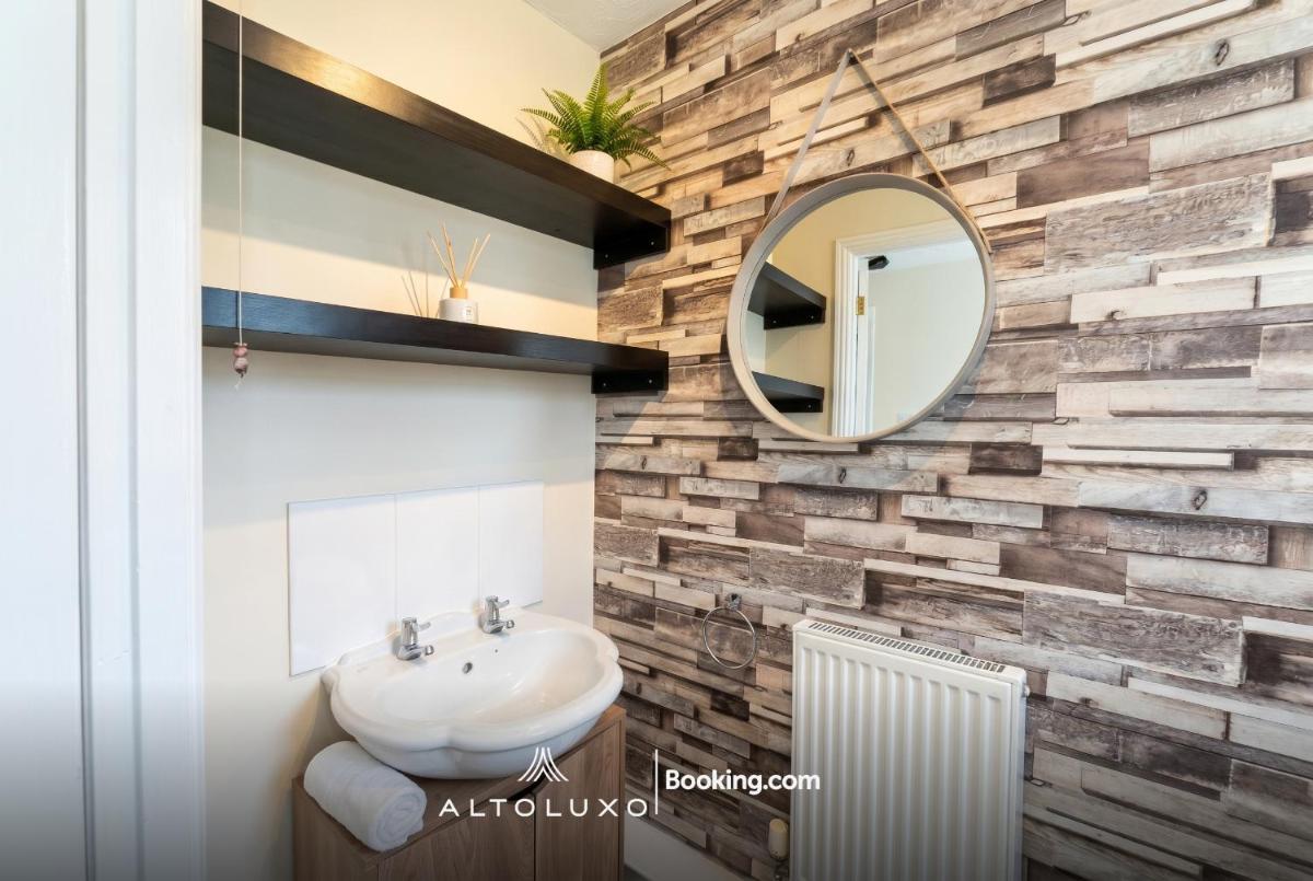 Stylish Stay in 3 BR House in Emersons Green, WiFi, & Garden by AltoLuxo Short Lets & Serviced Accommodation - Housity