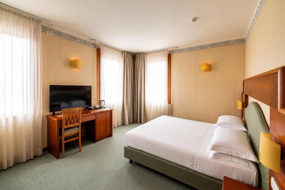 Phi Hotel Astoria - Housity