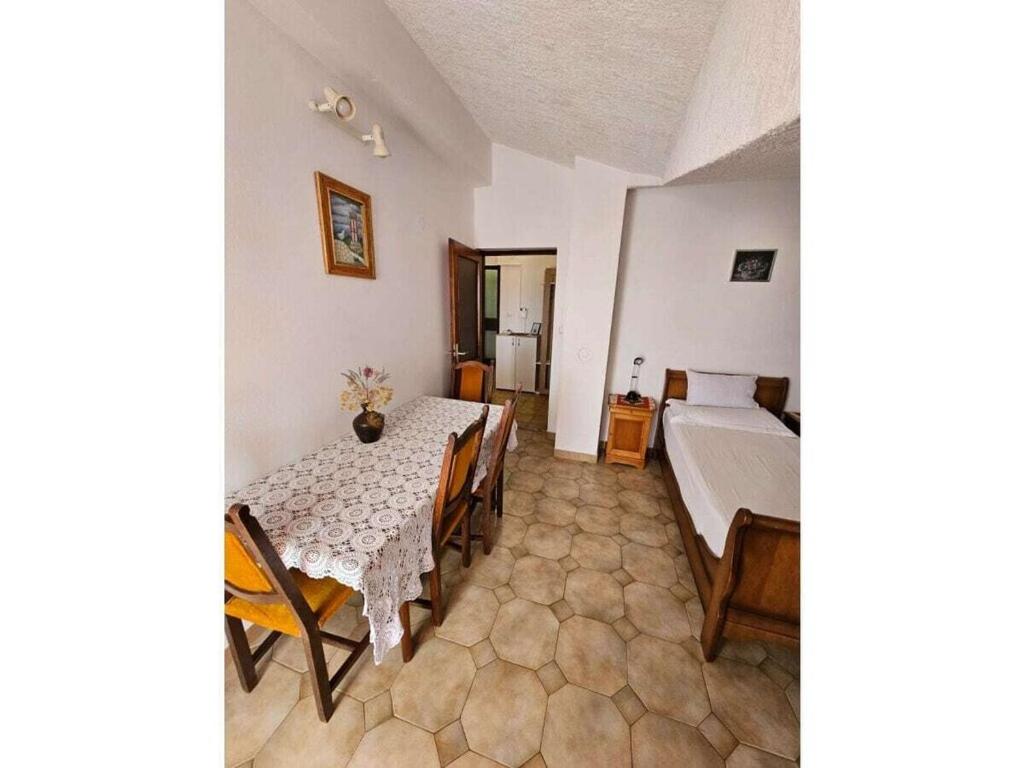 Apartment in Tribunj with balcony and parking - Housity