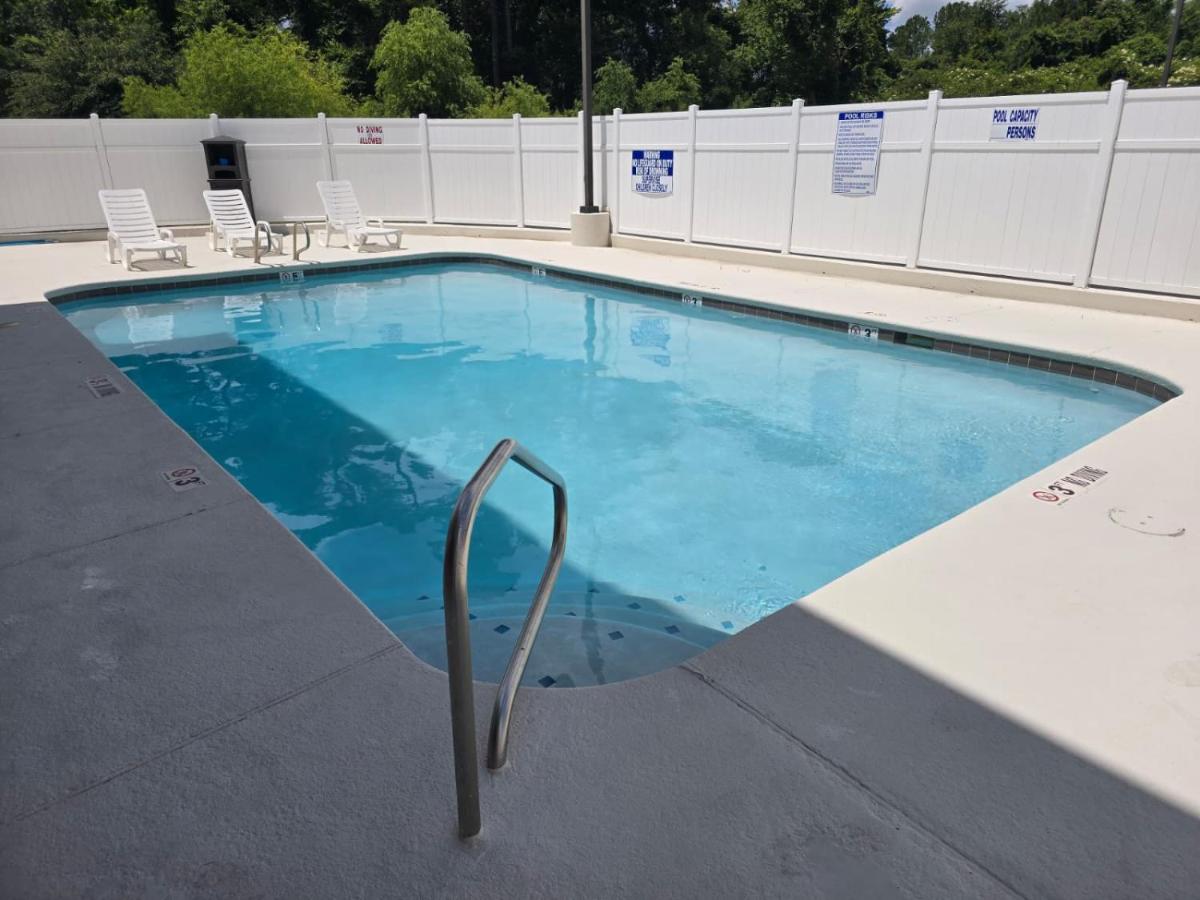 Comfort Inn & Suites Brunswick I-95 - Housity