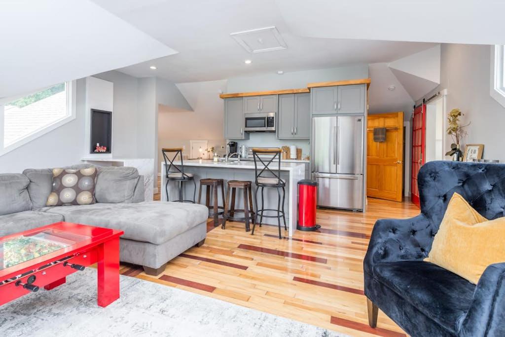 Old Lytle Cove Rd - Upper Unit - Housity