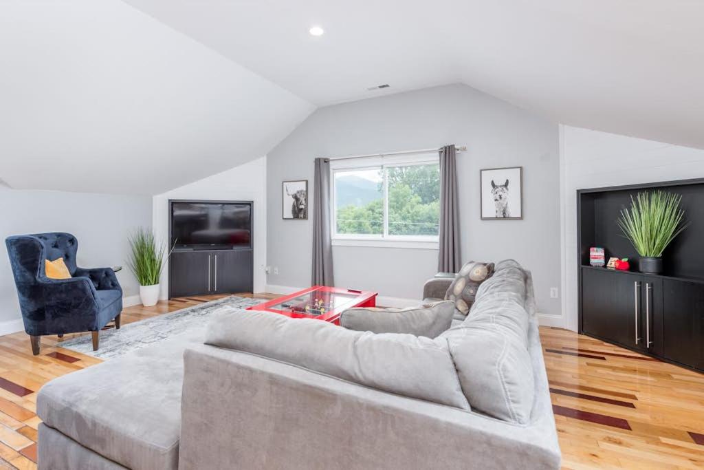 Old Lytle Cove Rd - Upper Unit - Housity