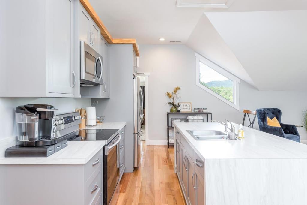 Old Lytle Cove Rd - Upper Unit - Housity