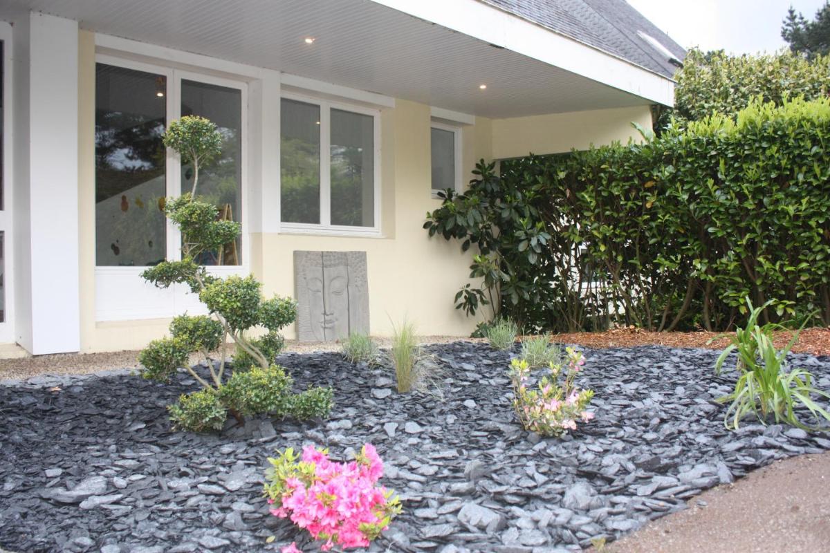 Jardin de l'établissement Logis Latitude Ouest Hôtel Restaurant & Spa