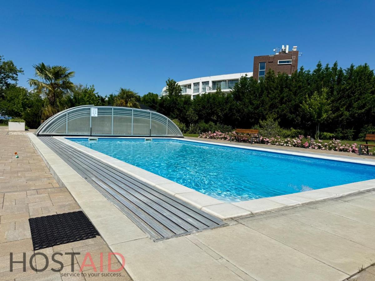 Azúr Apartment - hostAID - Housity