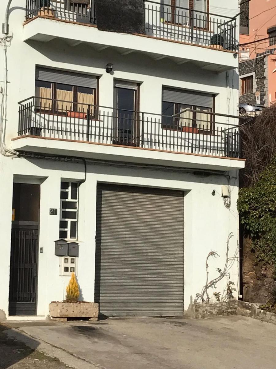 Entre els pirineus - Housity