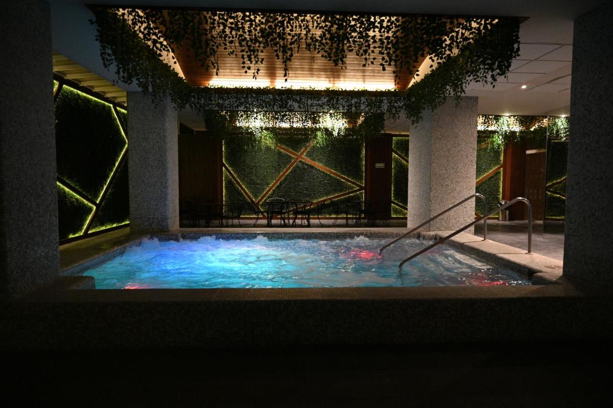 Hotel Crown Victoria - Housity