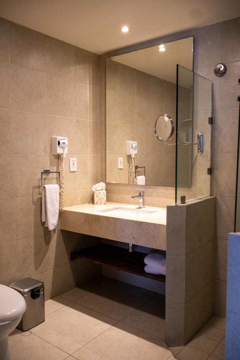 Hotel Crown Victoria - Housity