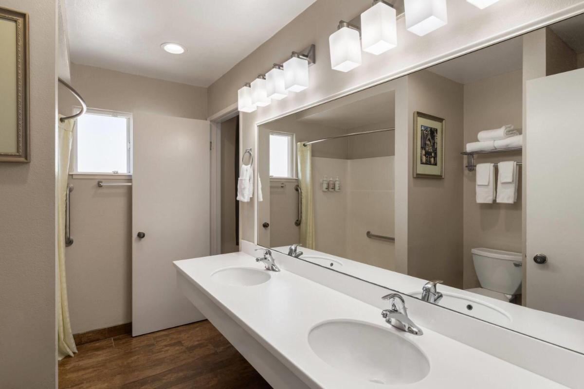 Ramada Bayside Inn & Suites Eureka - Housity