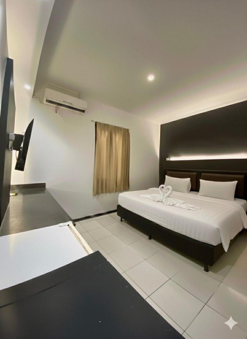 Grand Charis Hotel Tulungagung - Housity