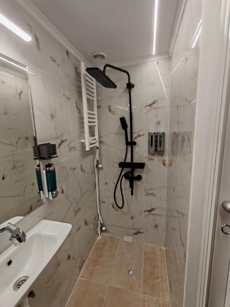 FLAT with Private Rooms - Housity