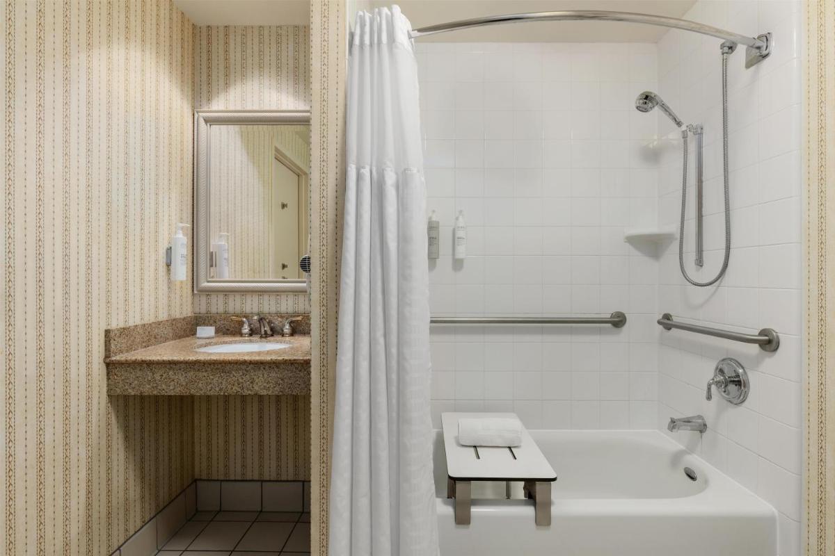 Hilton Garden Inn Milwaukee Northwest Conference Center - Housity