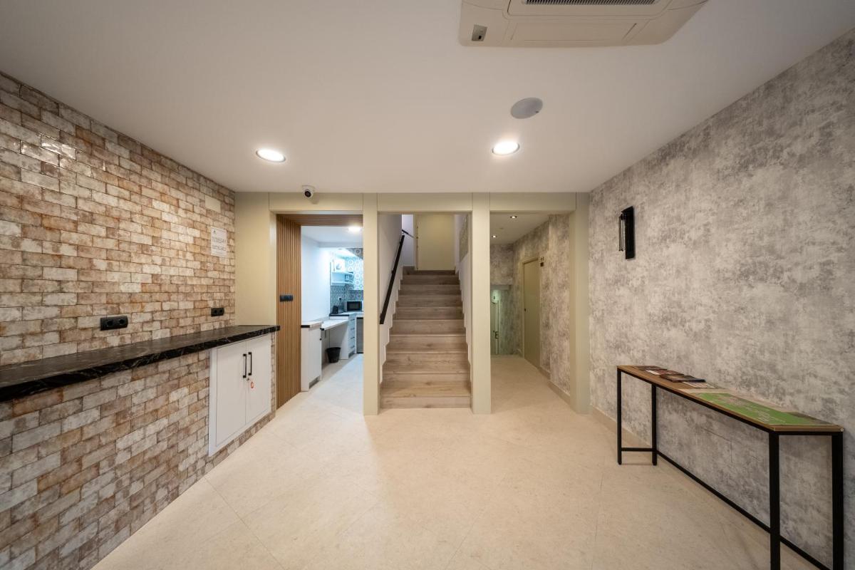 Hostal ZENTRAL - Housity
