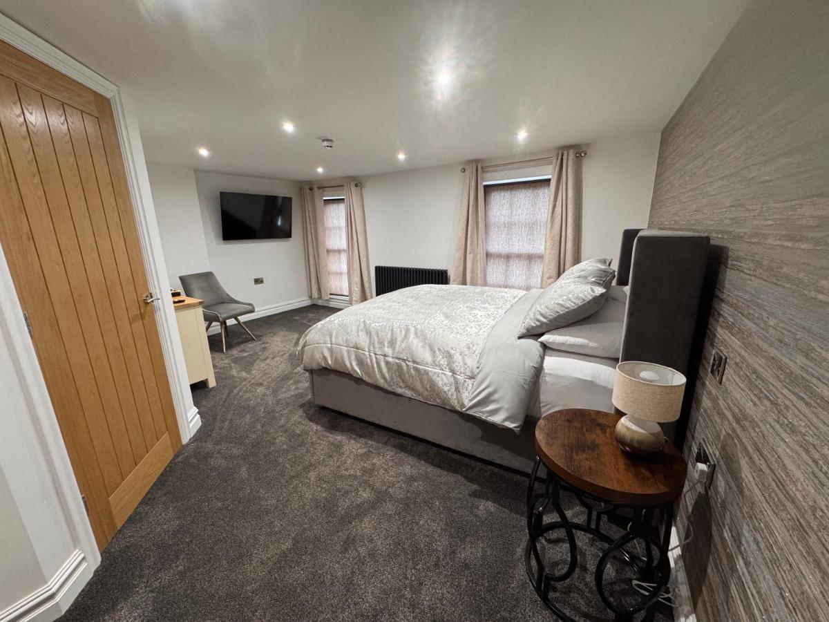 Horse and Groom - Housity