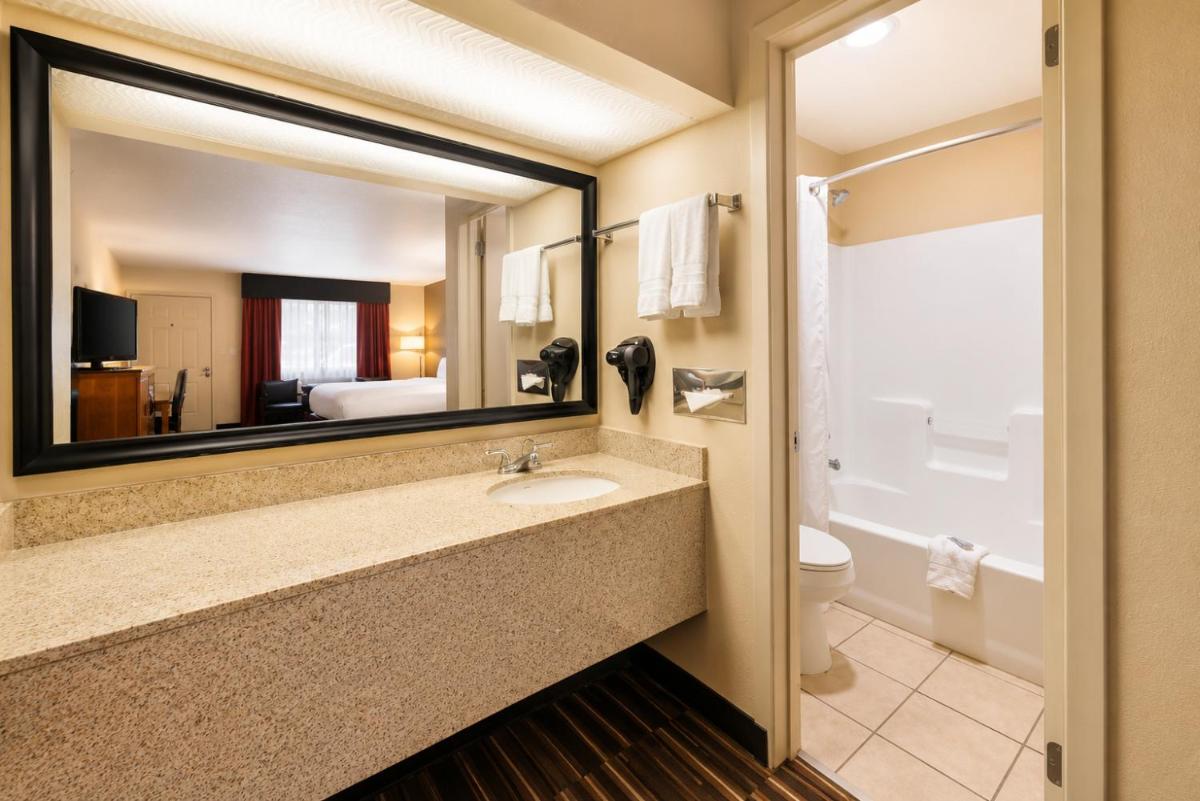 Best Western Executive Inn - Housity