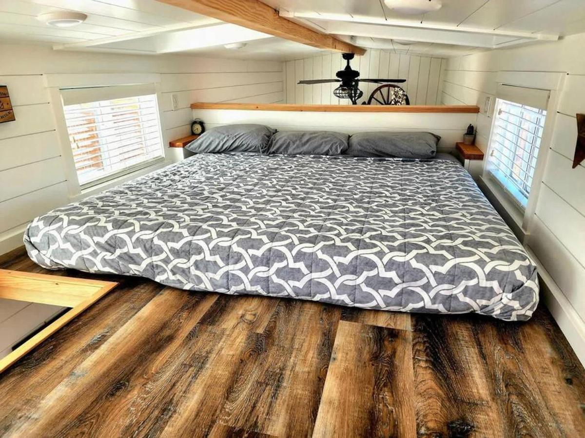 Romantic Tiny home with private deck - Housity