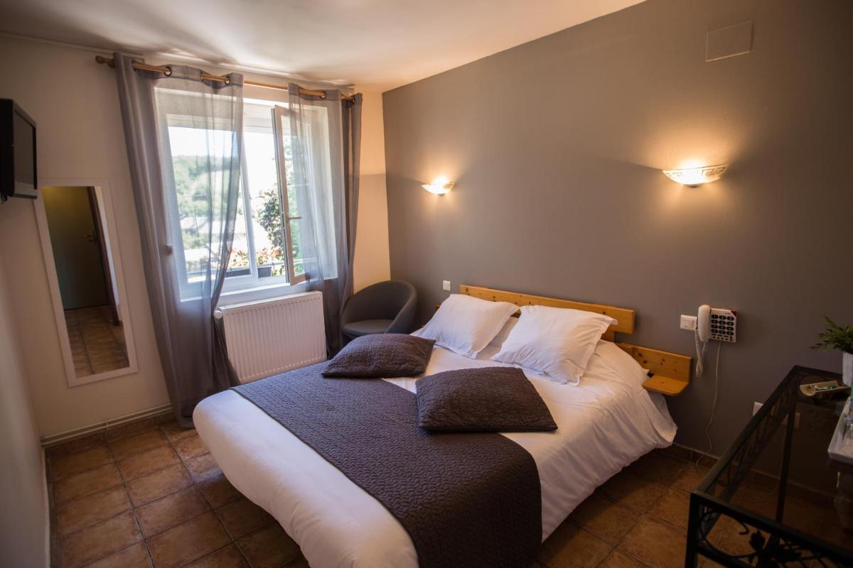 Un ou plusieurs lits dans un hébergement de l'établissement Logis hôtel restaurant Auberge de l'Espinouse