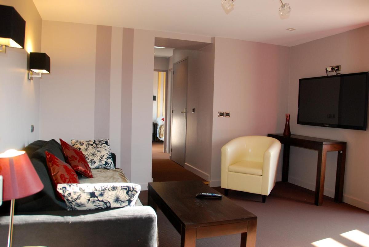 Télévision ou salle de divertissement dans l'établissement Hotel Corrieu