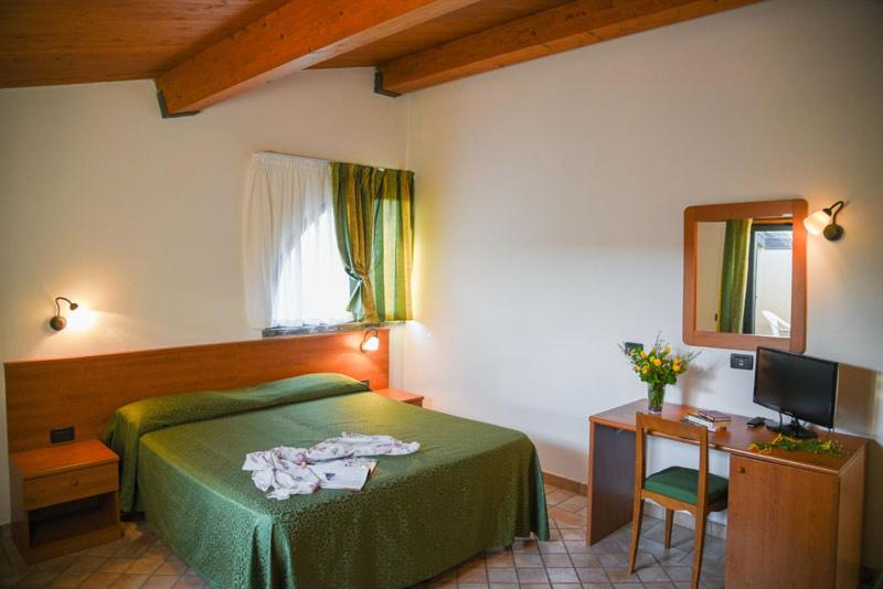 Carlo's Hotel - Housity