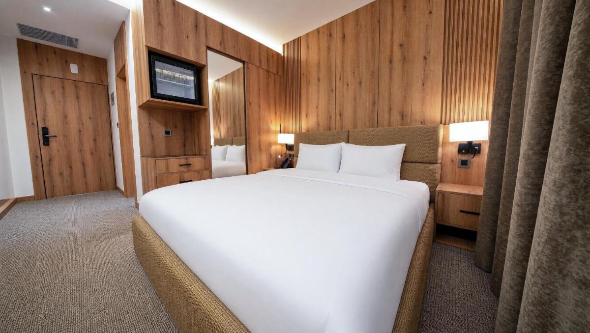 BAZ Hotel Airport Road - Housity