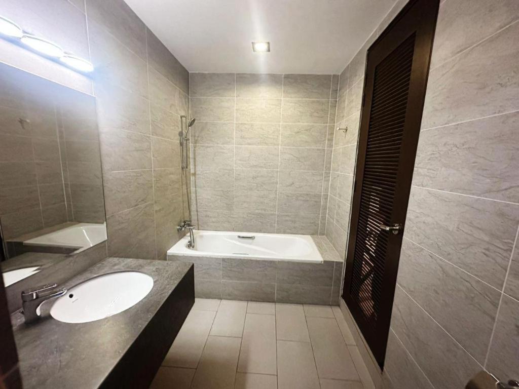 Hotel Grand Baron - Housity
