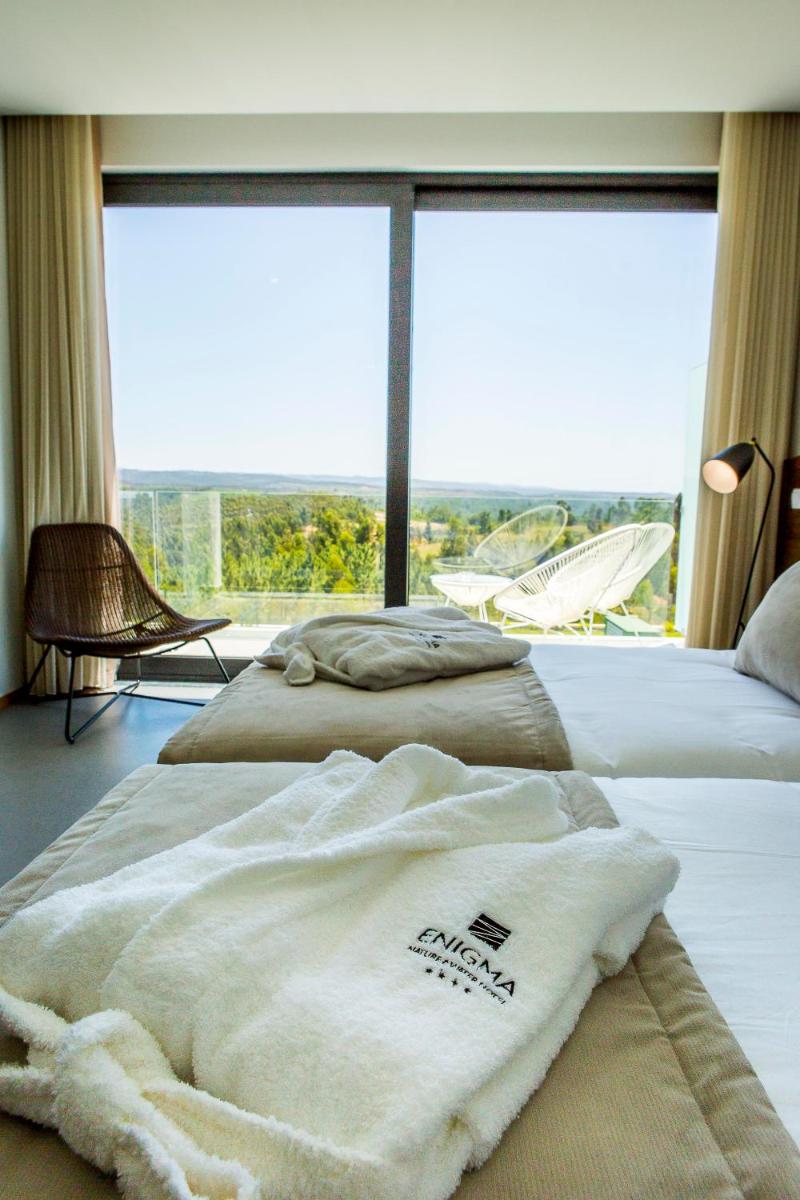 Uma cama ou camas num quarto em Enigma - Nature & Water Hotel
